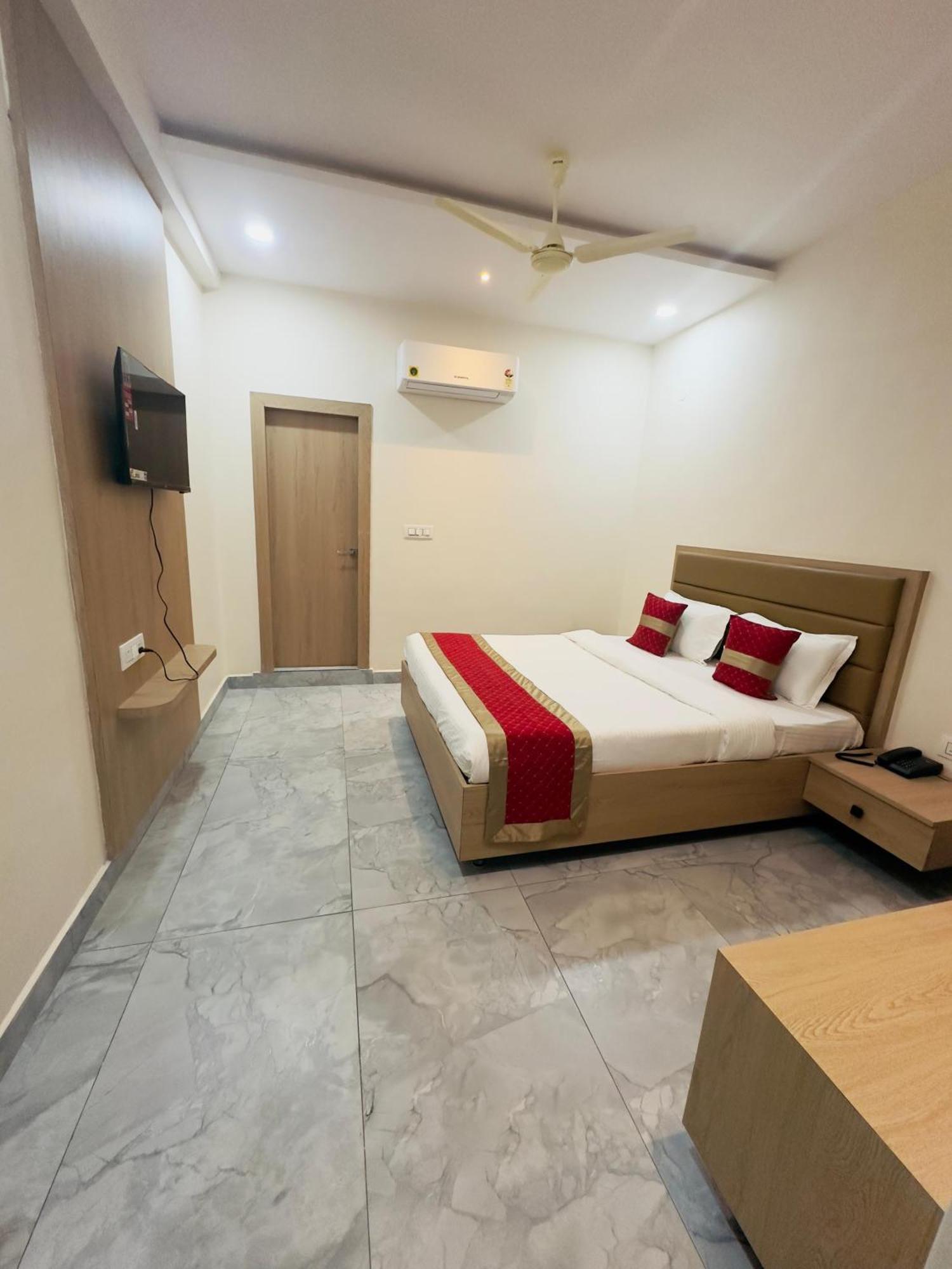 Hotel Raga Karimnagar 외부 사진