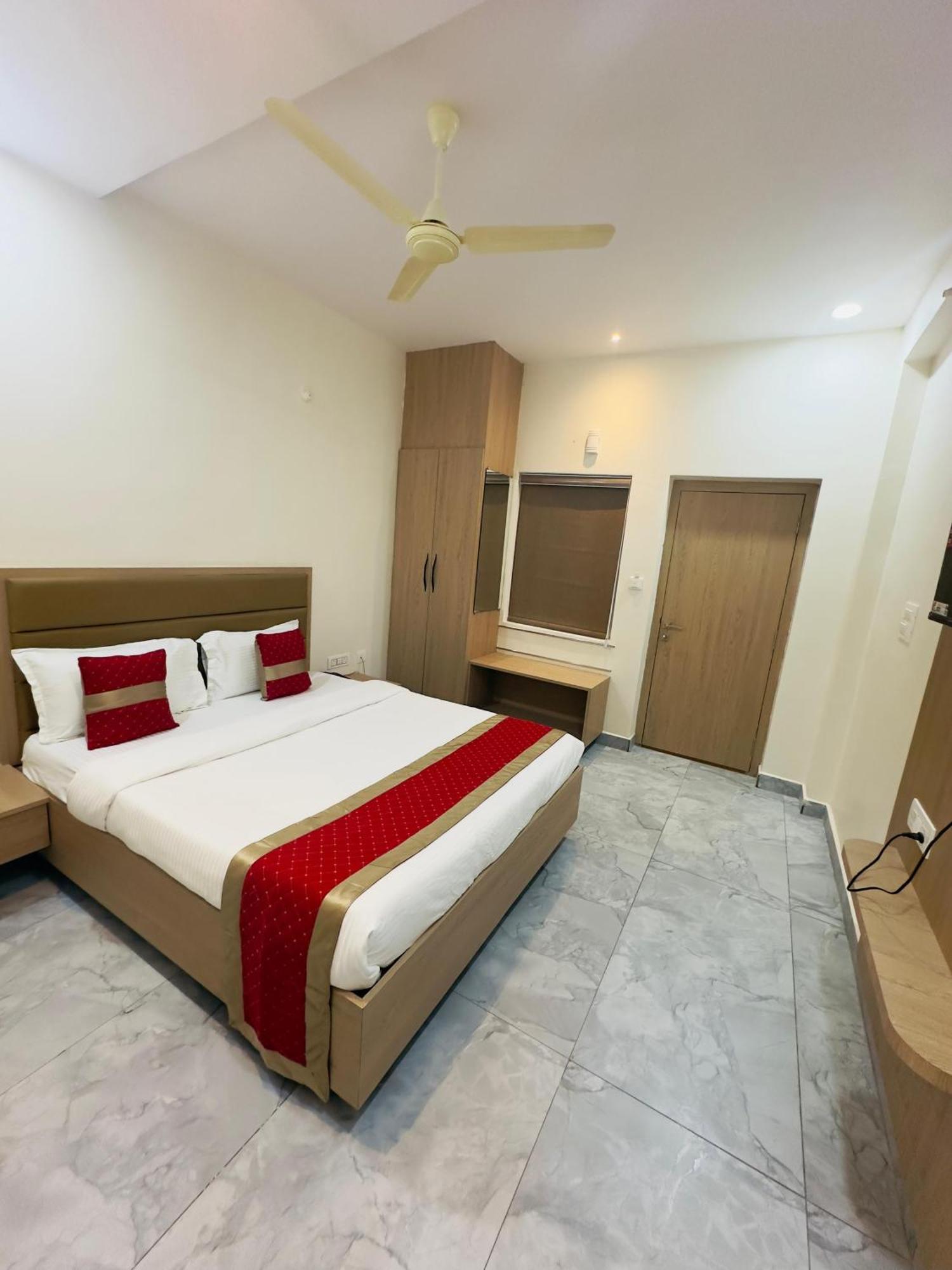 Hotel Raga Karimnagar 외부 사진