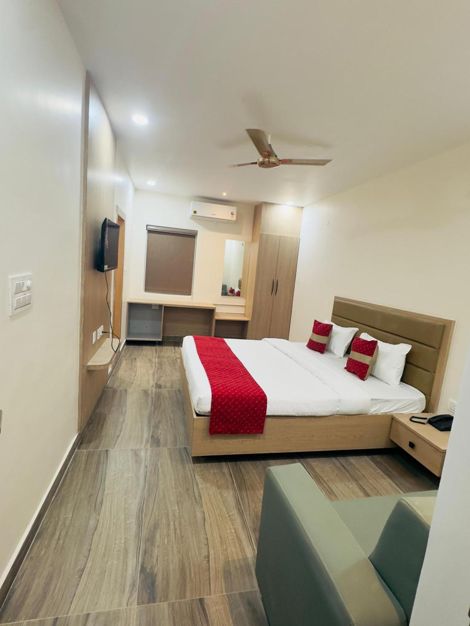 Hotel Raga Karimnagar 외부 사진
